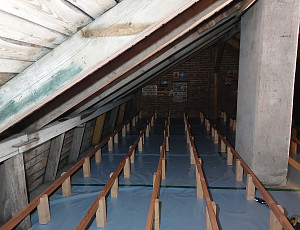 Zateplení stropu rodinného domu pomocí foukané izolace